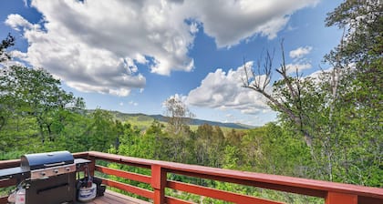 Lone Bear Cabin: Lv2 EV, WiFi, River Access, Mountain Views, fireplace, hot tub