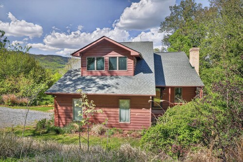 Lone Bear Cabin: Lv2 EV, WiFi, River Access, Mountain Views, fireplace, hot tub