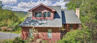 Lone Bear Cabin: Lv2 EV, WiFi, River Access, Mountain Views, fireplace, hot tub