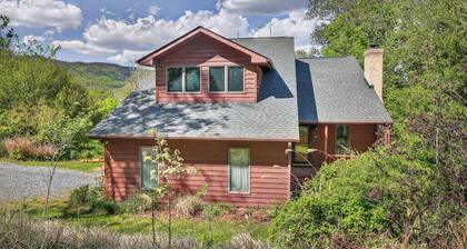 Lone Bear Cabin: Lv2 EV, WiFi, River Access, Mountain Views, fireplace, hot tub