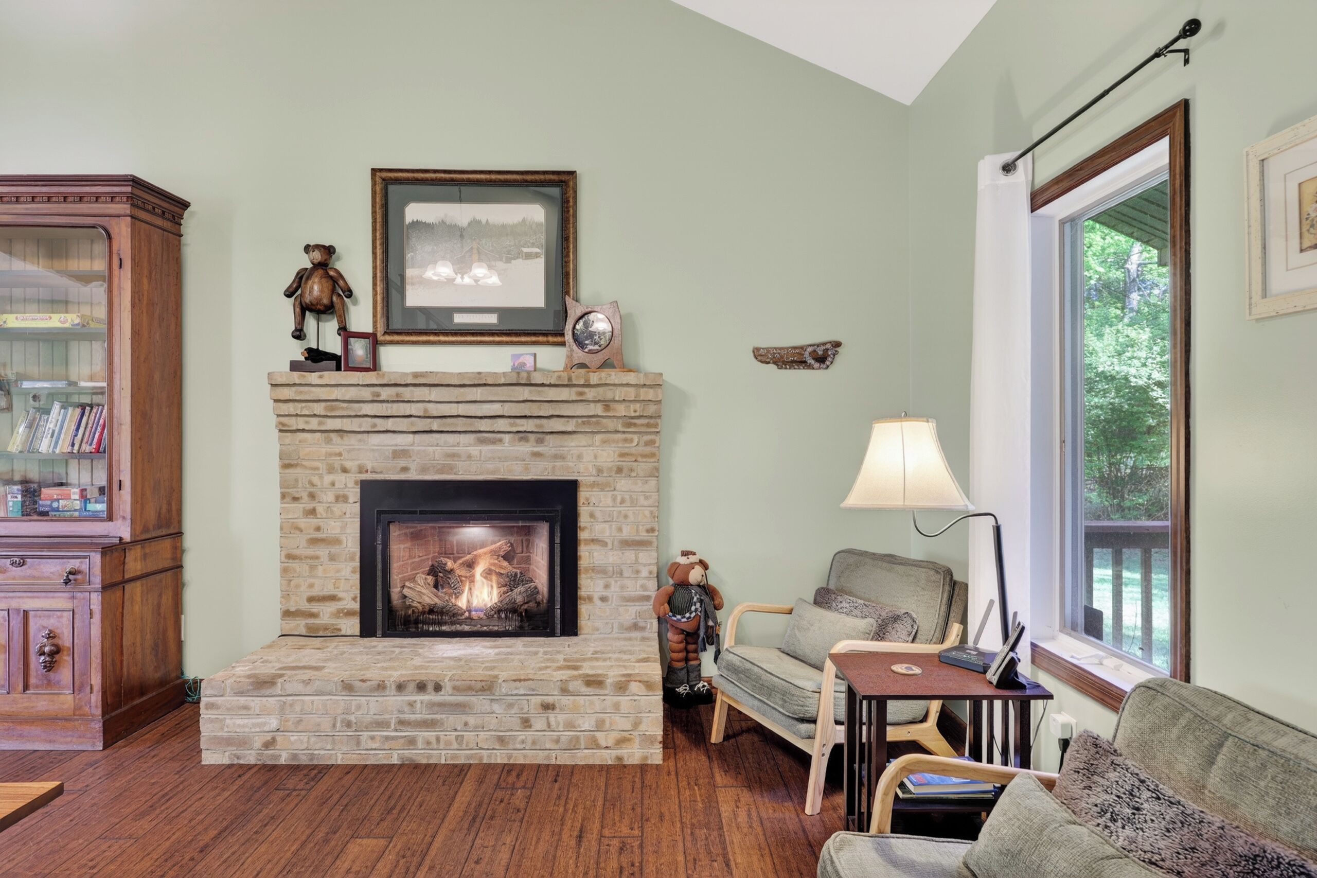 Smart TV, fireplace, Netflix, Hulu