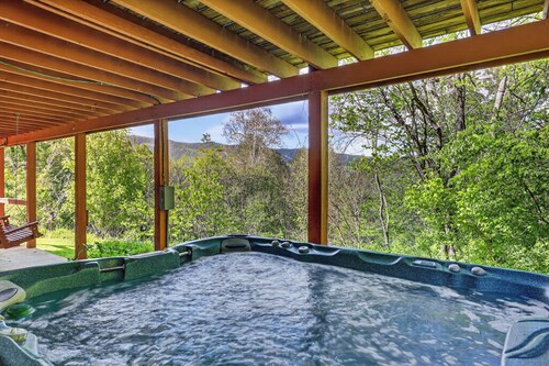 Lone Bear Cabin: Lv2 EV, WiFi, River Access, Mountain Views, fireplace, hot tub