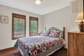 3 chambres, matelas mémoire de forme, bureau, fer et planche à repasser