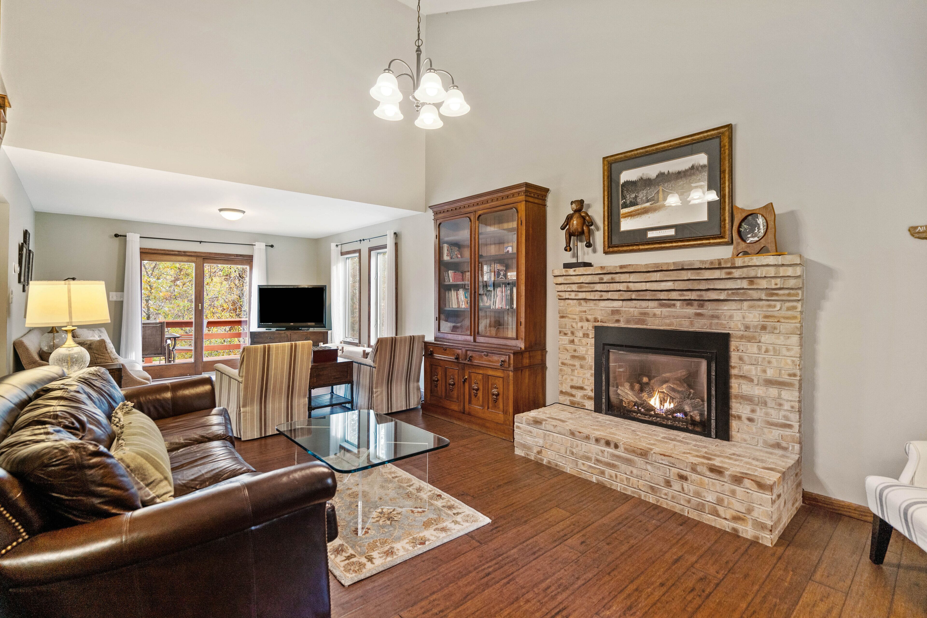 Smart TV, chimenea, Netflix y Hulu 