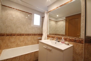 Ensemble douche/baignoire, sĂšche-cheveux, serviettes fournies