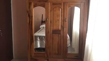 Tabla de planchar con plancha, wifi gratis, ropa de cama