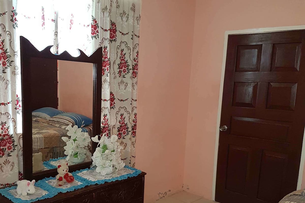 Iron/ironing board, free WiFi, bed sheets