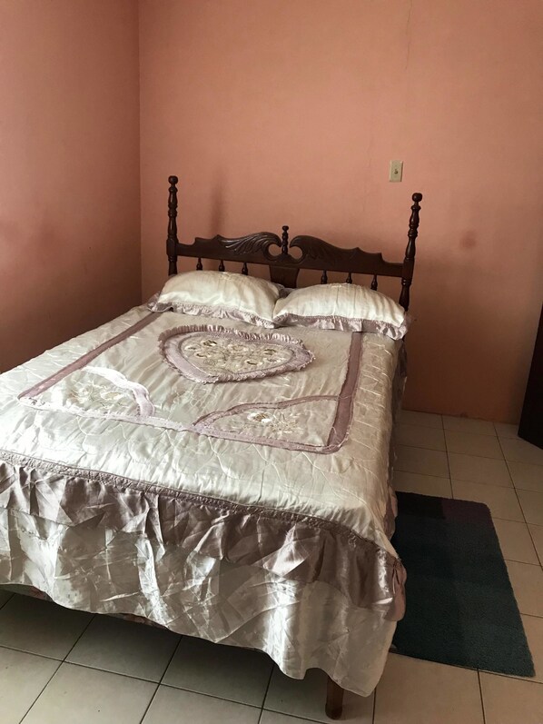 Silitysrauta/-lauta, ilmainen Wi-Fi, vuodevaatteet