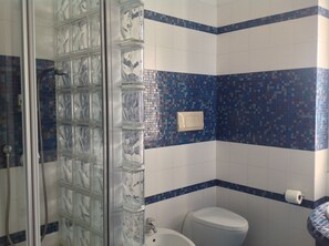 Regadera, secadora de cabello, bidet, toallas 