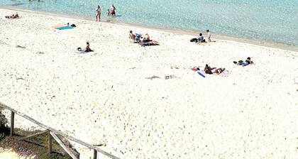 Seaview cozy penthouse 300m walk to the beach, large terrace. Center Village.