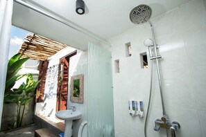 Shower, rainfall showerhead, bidet, towels - Papa Sun Villas (Penida Island)
