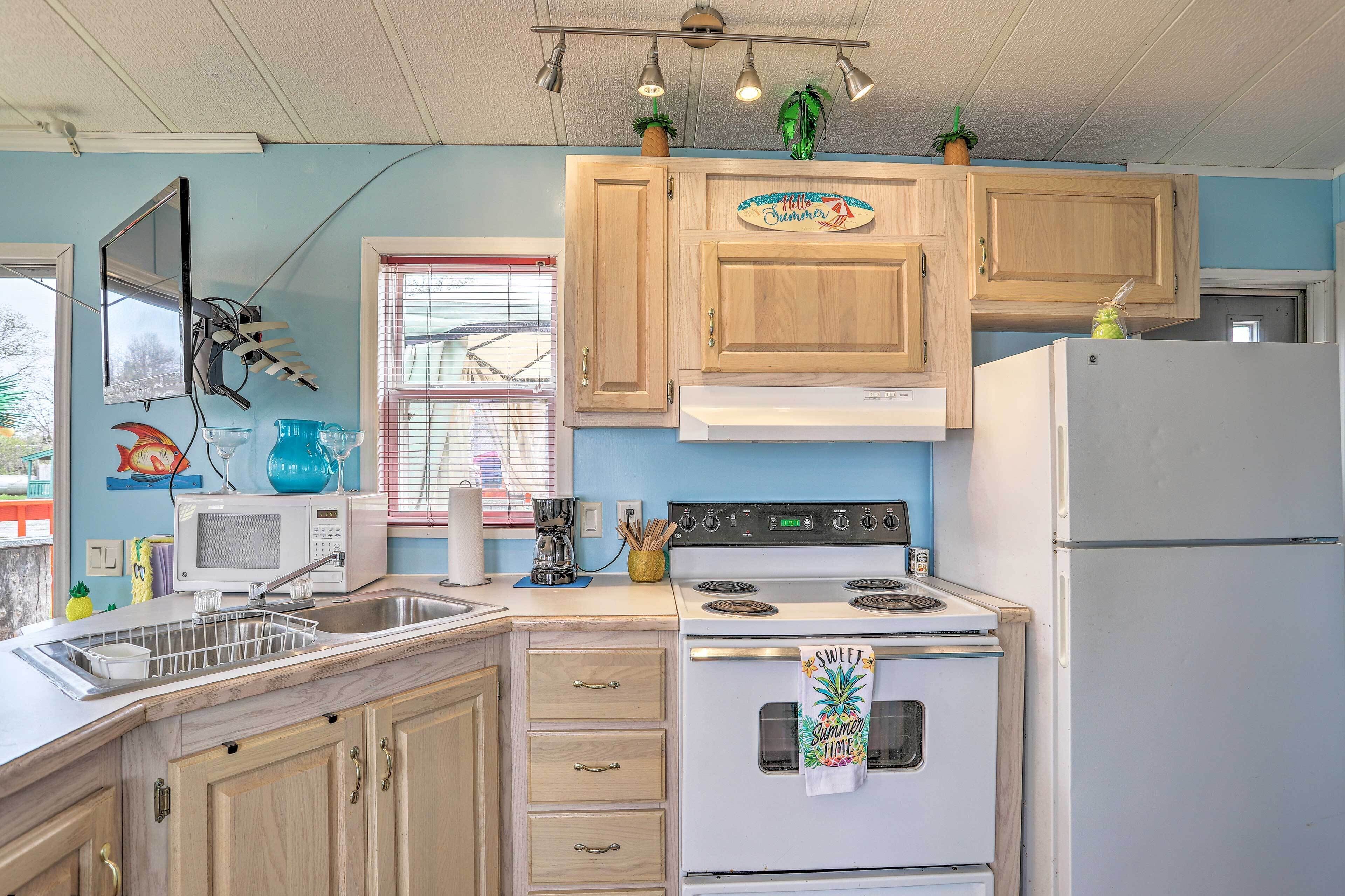 Réfrigérateur, micro-ondes, plaque de cuisson, cafetière/bouilloire