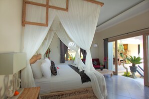 ميني بار وخزنة داخل الغرفة وبديكورات فريدة لكل غرفة وطراز فريد لكل وحدة