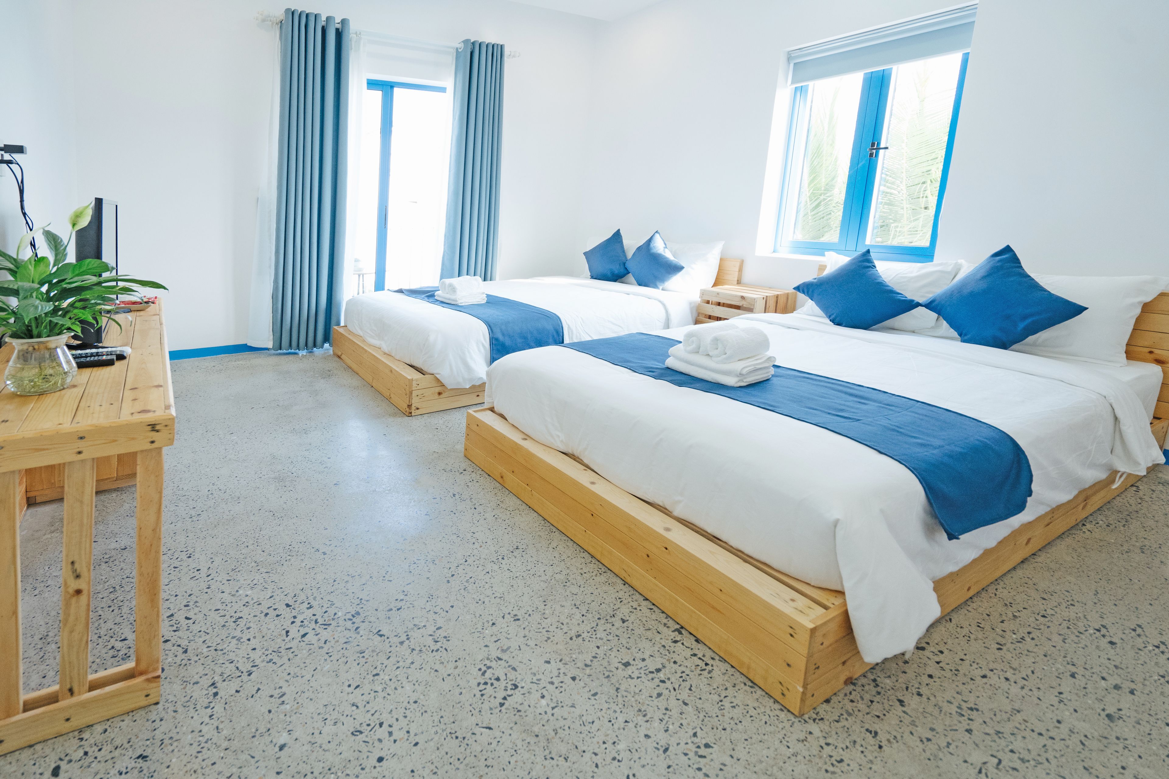 Sistema de insonorización, tabla de planchar con plancha, wifi gratis