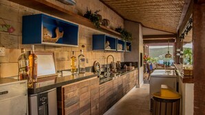 Una cocina con salpicadero de ladrillo, repisas de madera y una zona de bar con vistas.