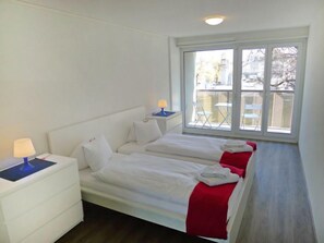 1 bedroom, desk, WiFi