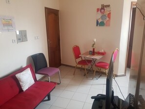 Fladskærms-tv, videospil, dvd-afspiller, bøger