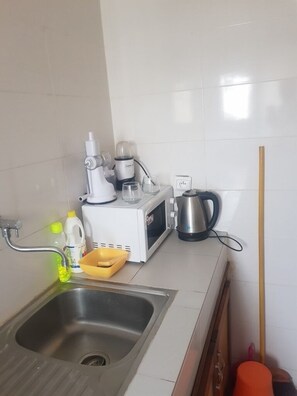 Køleskab, mikrobølgeovn, kogeplade, elkedel