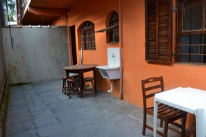 Outdoor dining - Cecilia Maranduba 0001.06 (Praia do Sape)