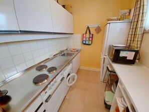 Een koelkast, een microgolfoven, een oven, een kookplaat