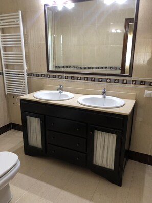 Bathtub, hair dryer, bidet, towels - Individual chalet with private pool in Alcolea (Alcolea)