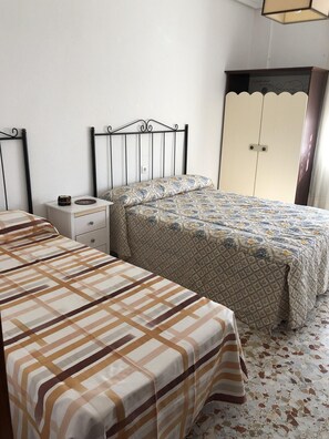 6 Schlafzimmer, Bügeleisen/Bügelbrett, Bettwäsche, Rollstuhlgeeignet