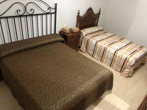 6 عدّة غرف نوم ومكواة/لوح كي وملاءات أسرّة