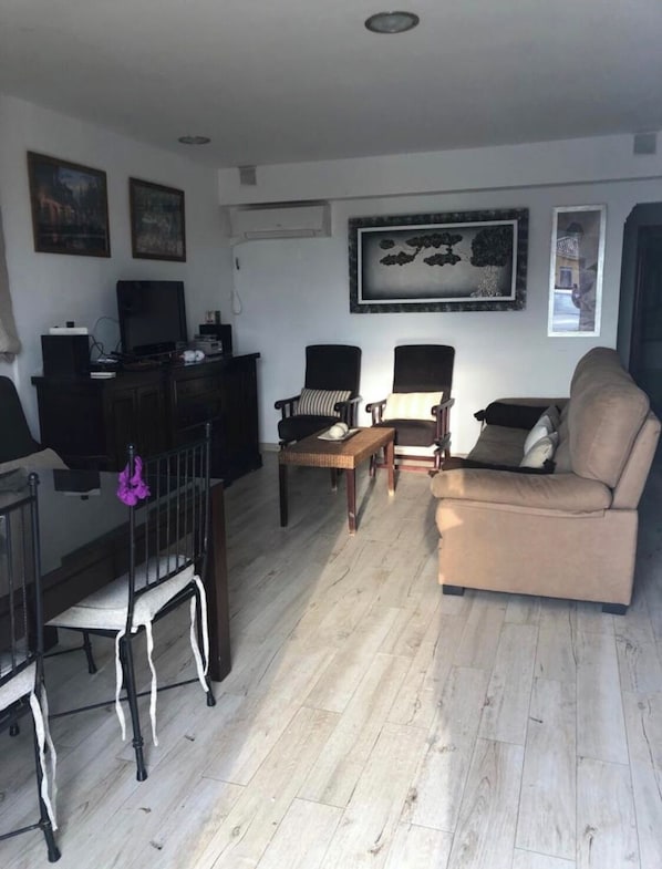 TV, fireplace, DVD player, stereo