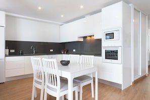 Kühlschrank, Mikrowelle, Ofen, Geschirrspüler