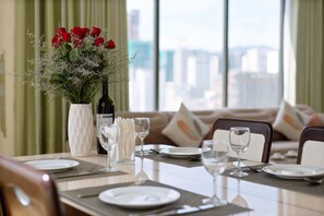 Suite Junior, vue océan | Restauration dans la chambre