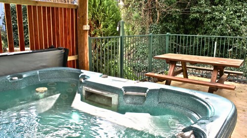 CEDAR HOLIDAY UNITS - APARTMENT 2: Bright