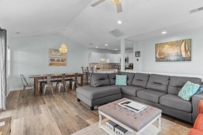 Een smart-tv en boeken