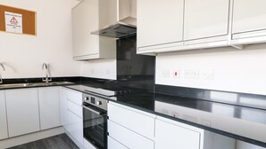 スーペリア アパートメント | 共用キッチン設備 | 大型冷蔵庫、電子レンジ、コンロ、調理器具と食器