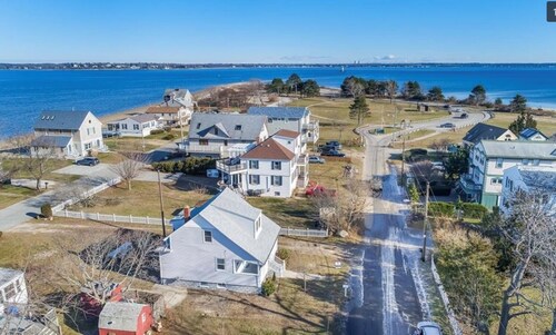 Beach House for rent - 4 houses down from Conimicut Beach park. 