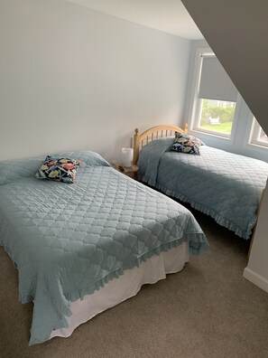 2 bedrooms, WiFi, bed sheets - Beach House for rent - 4 houses down from Conimicut Beach park.  (Warwick)