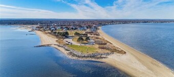 Beach House for rent - 4 houses down from Conimicut Beach park.