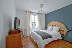 3 slaapkamers, een strijkplank/strijkijzer, reisbedje, gratis wifi