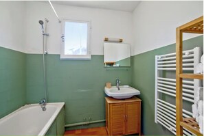 Combined shower/bathtub, hair dryer, towels, toilet paper