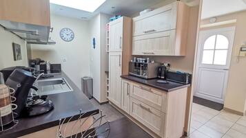 Een koelkast, een microgolfoven, een oven, een vaatwasser