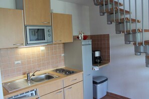 Fridge, oven, dishwasher, coffee/tea maker