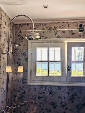 Douche, séchoir à cheveux, serviettes fournies
