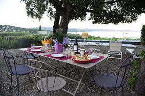 Outdoor dining - Idyllic vacation dream (Cavalaire-sur-Mer)