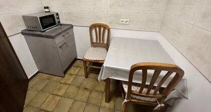 Stadt und Berge in Reichweite