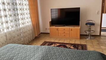 1 Schlafzimmer, BĂŒgeleisen/BĂŒgelbrett, kostenloses WLAN, BettwĂ€sche
