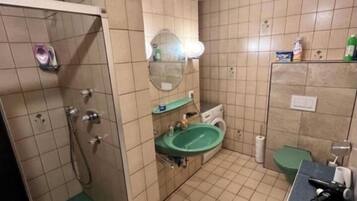 Dusche, Haartrockner, HandtĂŒcher, Seife