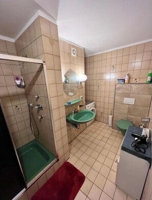 Dusj, hårføner, håndklær og såpe