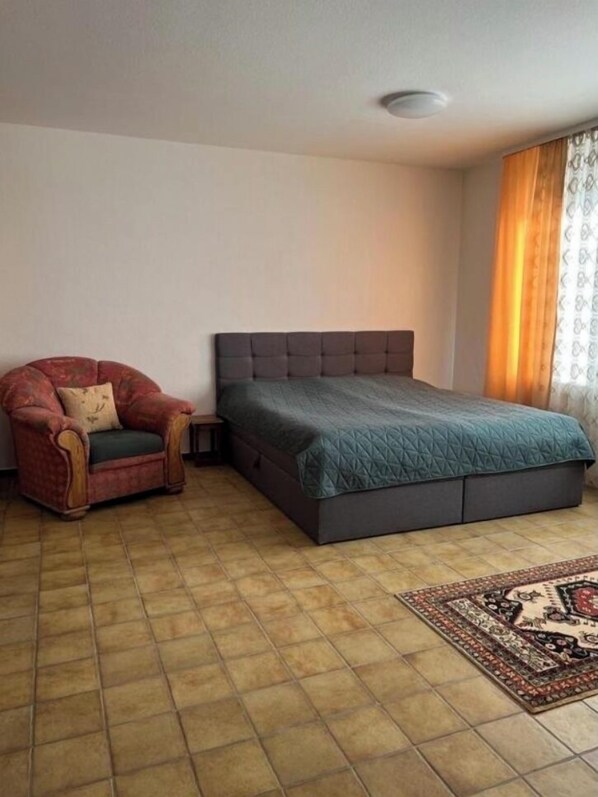 1 dormitorio, tabla de planchar con plancha, wifi gratis y ropa de cama