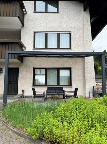 Stadt und Berge in Reichweite