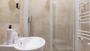 Dusche, Haartrockner, Bidet, Handtücher