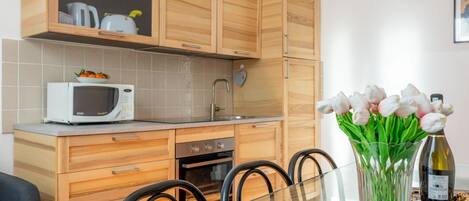 Microwave, oven, coffee/tea maker, cookware/dishes/utensils